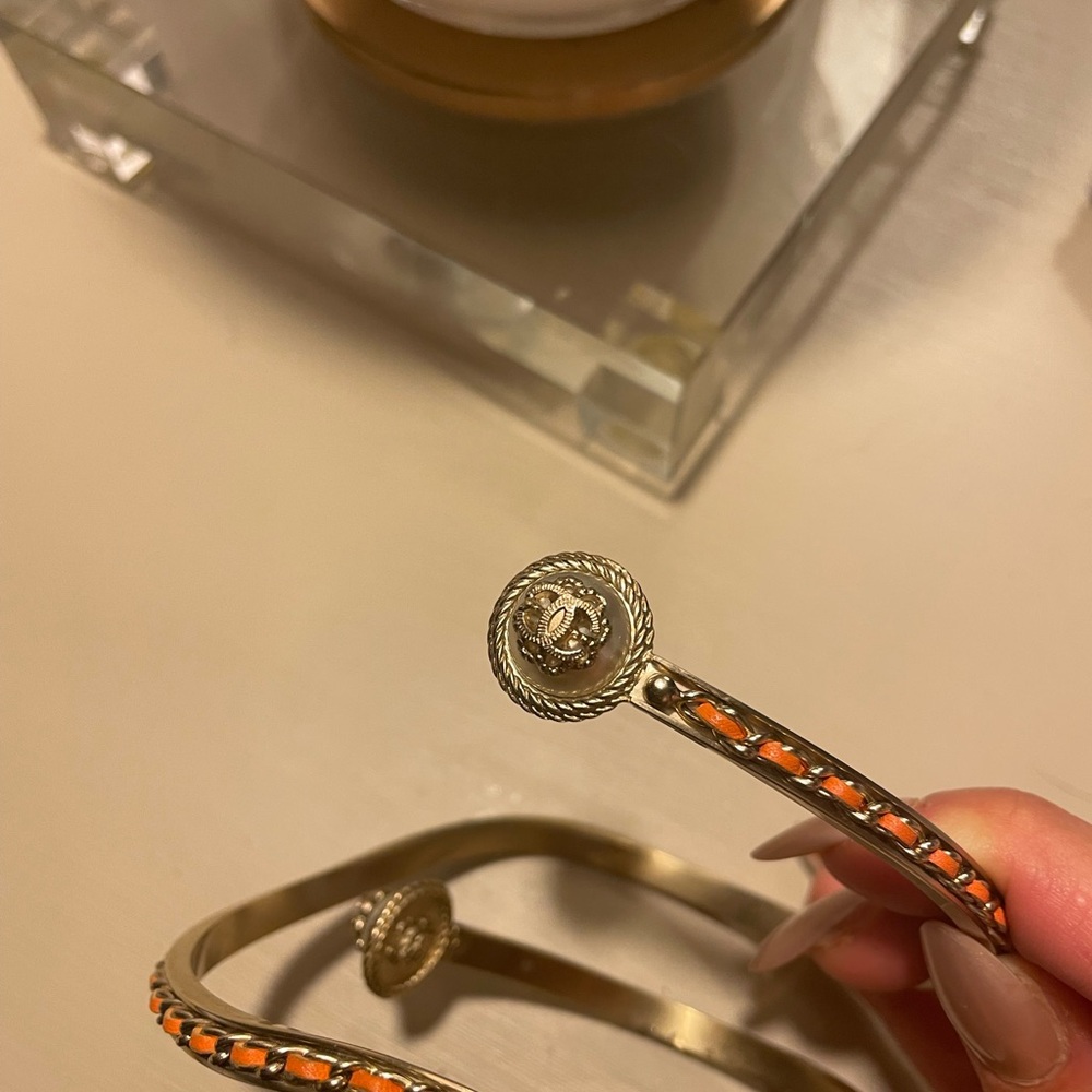 CHANEL Lambskin pearl twist CC bangle bracelet - Picture 4 of 7